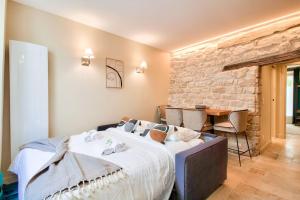 Posteľ alebo postele v izbe v ubytovaní Cozy apartement heart historic Paris