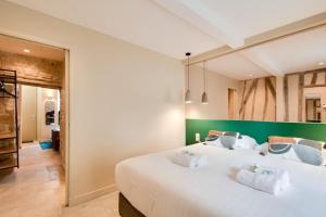 Posteľ alebo postele v izbe v ubytovaní Cozy apartement heart historic Paris