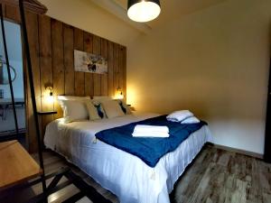 a bedroom with a large bed with a wooden headboard at Chambre d'hôtes casa di l'apa in Venaco