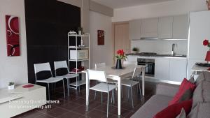 A kitchen or kitchenette at Villa Lilium