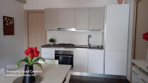 A kitchen or kitchenette at Villa Lilium