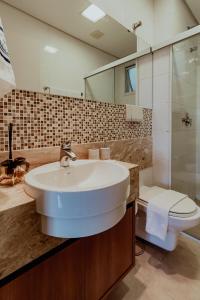 奧蘭布拉的住宿－Bloom Guesthouse，一间带水槽、卫生间和镜子的浴室
