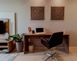 ein Büro mit einem Schreibtisch und einem Laptop darauf in der Unterkunft Bloom Guesthouse in Holambra