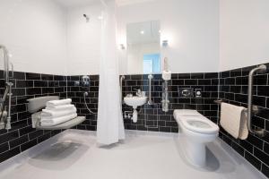 Een badkamer bij Yarrow Hotel