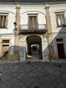 ルチェーラにあるAffittacamere - Casa Vacanze Al Museoのバルコニー付きの建物