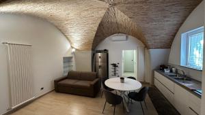 ルチェーラにあるAffittacamere - Casa Vacanze Al Museoのキッチン(テーブル、椅子付)