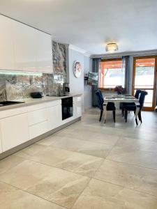 Kuchyňa alebo kuchynka v ubytovaní Apartament Szafir - Viva pod Giewontem Apartamenty