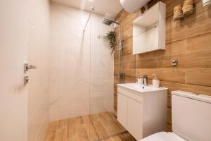 Ένα μπάνιο στο Luxury Studio Living High-End Amenities and Great Location by Flat Mаnager