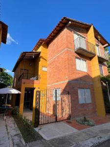 un edificio de ladrillo amarillo y rojo con una puerta en Casa de verano, en Santa Fe de Antioquia