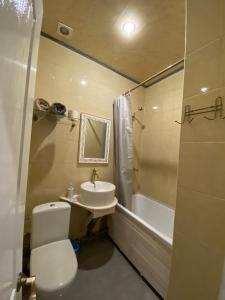 La salle de bains est pourvue de toilettes, d'un lavabo et d'une baignoire. dans l'établissement Міні готель на Костюринському, à Kharkov