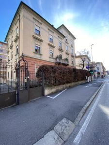 El barrio en el que está el departamento o un barrio cercano