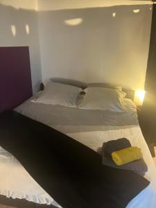 Łóżko lub łóżka w pokoju w obiekcie Le Clos de l'Olivier