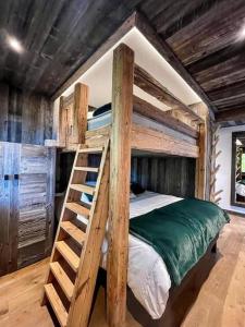 1 Schlafzimmer mit 2 Etagenbetten und einer Leiter in der Unterkunft Chalet de luxe sur les pistes - 5 chambres in Combloux