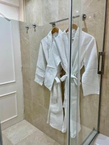 a robe hanging in a shower in a bathroom at Sotogrande Paseo del Rio in Sotogrande