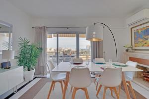 ヴィラモウラにあるAl charb vilamoura Apartmentの白いダイニングルーム(白いテーブルと椅子付)