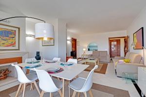 ヴィラモウラにあるAl charb vilamoura Apartmentのリビングルーム(白いテーブル、椅子付)
