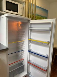 - un réfrigérateur avec une porte ouverte dans la cuisine dans l'établissement Doranda Rooms Las Canteras, à Las Palmas de Gran Canaria