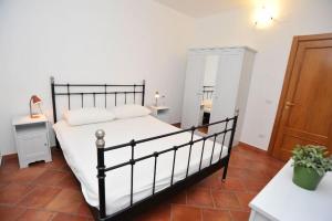 a bedroom with a black bed and a mirror at San Francesco Lodge in Mattinata