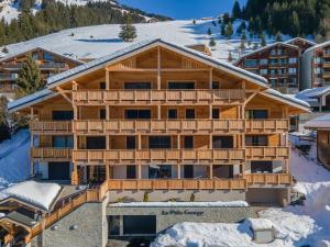 een luchtzicht op een lodge in de sneeuw bij La P'tite Grange - Apt 302 - BO Immobilier in Châtel