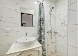 A bathroom at Just Studios