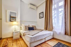 A bed or beds in a room at Just Studios