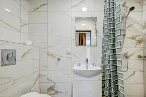 A bathroom at Just Studios Még 31 kép