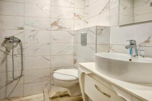 A bathroom at Just Studios