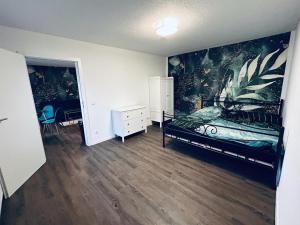 - une chambre avec un lit orné d'une peinture murale dans l'établissement Dümmer Perle Apartments, à Hüde