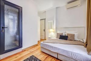 A bed or beds in a room at Just Studios
