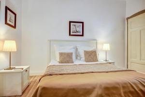 A bed or beds in a room at Just Studios