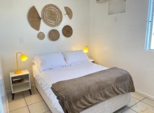 a bedroom with a bed and a table with a lamp at Apartamento Encantador in Florianópolis