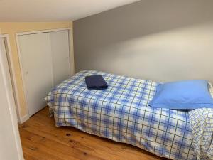 - une chambre dotée d'un lit avec une couverture bleue dans l'établissement Gîte ardéchois, possibilité d entrée autonome, à Quintenas
