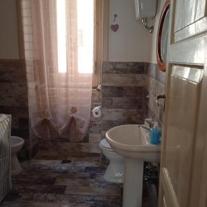 a bathroom with a toilet and a sink at Casa di Paola a Tufo in Santa Paolina