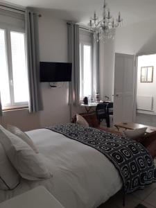 Μια τηλεόραση ή/και κέντρο ψυχαγωγίας στο Oasis Master Suite