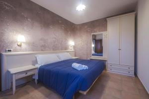 - une chambre avec un lit et une couverture bleue dans l'établissement Agriturismo Bellofatto, à Torella deʼ Lombardi