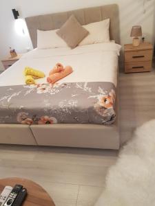 Un dormitorio con una cama con una manta con perros. en City Diamond Apartment, en Skopje