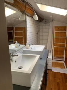La salle de bains est pourvue de 2 lavabos et d'un grand miroir. dans l'établissement Gîte ardéchois, possibilité d entrée autonome, à Quintenas