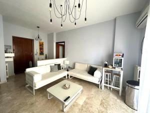 - un salon avec un canapé et une table dans l'établissement Sambatra home, à Palerme