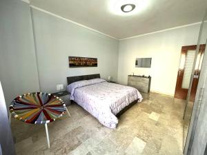 sypialnia z łóżkiem i stołem w obiekcie Sambatra home w mieście Palermo