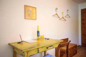 escritorio de madera en una habitación con silla en Aux Trois Soleils, en Chexbres