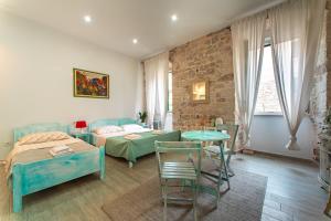 um quarto com uma cama, uma mesa e cadeiras em Rooms and Apartments Djanovic em Split