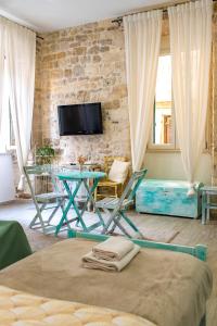 uma sala de estar com uma mesa e uma parede de tijolos em Rooms and Apartments Djanovic em Split