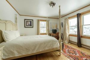 sypialnia z łóżkiem i 2 oknami w obiekcie Maison Sherman's house w mieście Scotstown