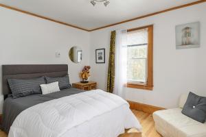 sypialnia z dużym łóżkiem i oknem w obiekcie Maison Sherman's house w mieście Scotstown