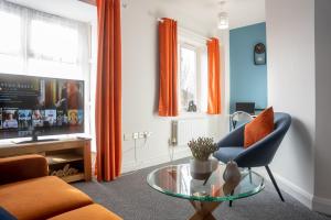 Posezení v ubytování Comfortable 4 Bedroom Home in Milton Keynes by HP Accommodation with Free Parking, WiFi & Sky TV