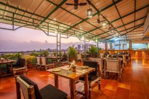 un ristorante con tavoli e sedie e vista di Residency Tower a Trivandrum