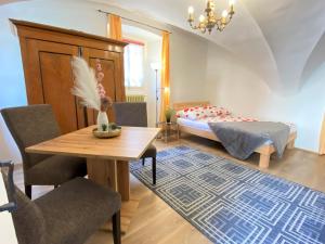 En eller flere senge i et værelse på Burg St. Veit, Wohnen mit Charme