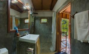 un bagno con lavandino e specchio di 360 Rainforest a Deniyaya