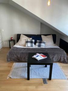 sypialnia z łóżkiem z czarnym stolikiem kawowym w obiekcie Charmant studio - St Germain w Paryżu