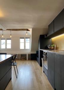 kuchnia z czarnymi szafkami i blatem w obiekcie Charmant studio - St Germain w Paryżu